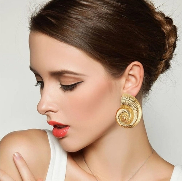 🔸️ DANNIJO🔸️ Gold Shell Swirl Viva Earrings - Picture 2 of 5